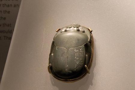 Im Alten Ägypten galt der Skarabäus als Glücksbringer. Er war das Symbol der Auferstehung und des Lebens. Meistens wurde der...