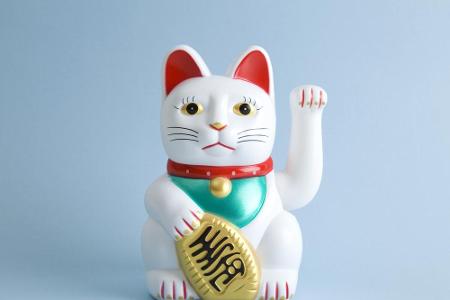 In Japan bringt eine winkende Katze gute Dinge ins Haus: Die Maneki-Neko soll Glück, Wohlstand oder auch Kunden anziehen. Di...