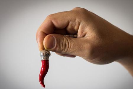 In Neapel greifen die Bewohner zu einem roten Horn, 