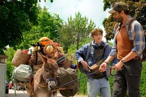 "12 Tage Sommer":  Für Marcel (Mehdi Nebbou) und seinen Sohn Felix (Yoran Leicher) steht ein neuer Lebensabschnitt an.