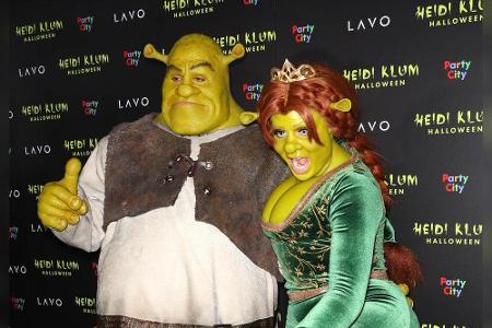Gemeinsam mit ihrem Partner und Ehemann, Tom Kaulitz, verwandelte sich Klum 2018 in einen grünen Oger. An der Seite von Shre...