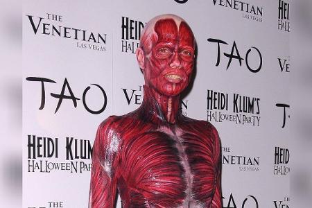 2011 schockte Klum die Fotografen und Gäste auf ihrer Party als hautloser Mensch. Wie sie ihren Designer-Latex-Anzug damals ...