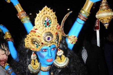 2008 orientierte sich Klum an der blauhäutigen Hindu-Göttin Kali mit acht Armen. Um dem Kostüm den nötigen Halloween-Touch z...