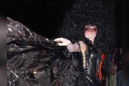 Dass Dracula durchaus weiblich sein kann, führte das Model seinen Gästen 2005 vor. Damals stolzierte Klum in Lackstiefeln un...