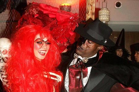 2004 wählte Klum das klassische Hexenkostüm. Hingucker war nicht nur Mann Seal als Phantom der Oper, sondern auch das Skelet...