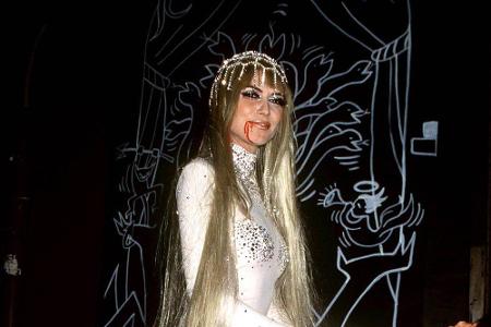 In den Anfängen ihrer Halloween-Partyreihe überraschte Heidi Klum hoch zu Ross. 2001 verkleidete sie sich als Lady Godiva, e...