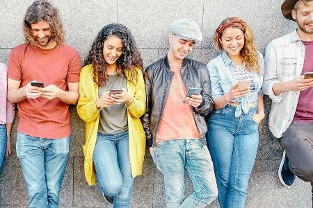 Immer online und auf der Suche nach Antworten für die Zukunft: Wie sich Generation Z in der modernen Welt zurechtfindet.