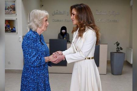 Herzogin Camilla und Königin Rania bei ihrem Besuch im Familienzentrum.