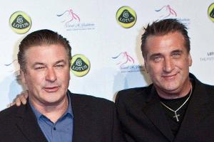 Daniel Baldwin (r.) nimmt seinen Bruder Alec öffentlich in Schutz.