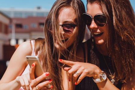 Gerade im Urlaub ist das Datenvolumen häufig schnell am Limit. Wer sparen möchte, erlaubt WhatsApp das Herunterladen von Med...