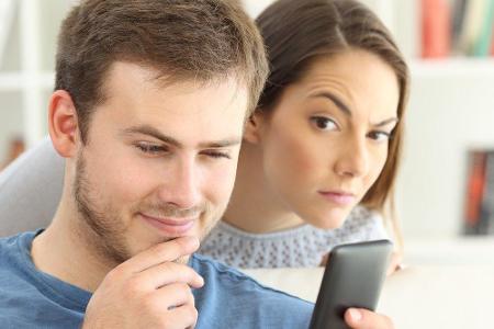 Sie geben das Handy ungern aus der Hand, weil andere die WhatsApp-Nachrichten durchstöbern könnten? Wer möchte, kann die Fun...
