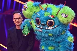 "The Masked Singer"-Moderator Matthias Opdenhövel mit Staffel-Gewinner Mülli Müller.