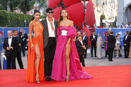 Giulia Salemi (l.) und Dayane Mello sorgten mit ihren Kleidern für neugierige Blicke