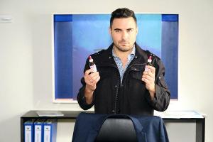 "Unter uns": Easy (Lars Steinhöfel) gelingt es, Benedikts Magenmittel gegen ein Wahrheitsserum auszutauschen.