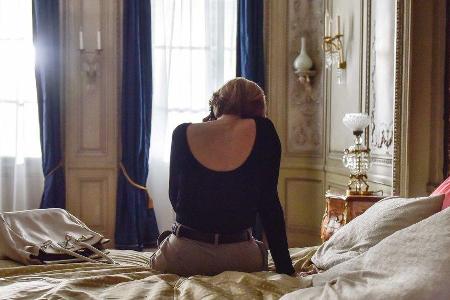 Diana (Mareile Blendl) führt ein Telefongespräch in einem Hotel in Paris.