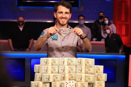 Koray Aldemir, seine Siegerhand, das WSOP-Bracelet und acht Millionen Dollar Preisgeld.