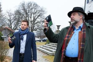Die Kommissare Stadler (Dieter Fischer, r.) und Hansen (Igor Jeftić) ermitteln.