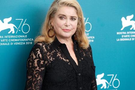 Catherine Deneuve wird in einer Pariser Klinik behandelt.