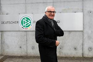 Schickhardt: Impfpflicht für Fußball-Profis "völlig abwegig" - Merz mit knallharter Forderung