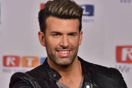 ...und Sänger Jay Khan (38). Er nahm 2011 an der RTL-Show teil und turtelte fleißig mit Mitcamperin Indira Weis (41). Die Ds...