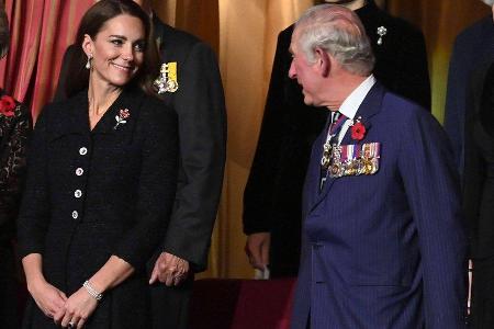 Herzogin Kate neben Prinz Charles in der Royal Albert Hall.