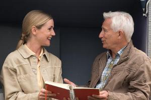 "Rote Rosen": Thomas ist tief gerührt, als Jule ihre Schreibblockade dadurch überwindet, eine Reportage über ihren Papa zu s...