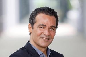 Der Schauspieler Erol Sander hat einen Vertag als Model unterzeichnet.