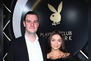 Cooper Hefner und Scarlett Byrne 2018 bei der Eröffnung des Playboy-Clubs in New York.