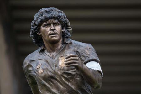 Fackelzug und Statuen: Neapel gedenkt Maradona
