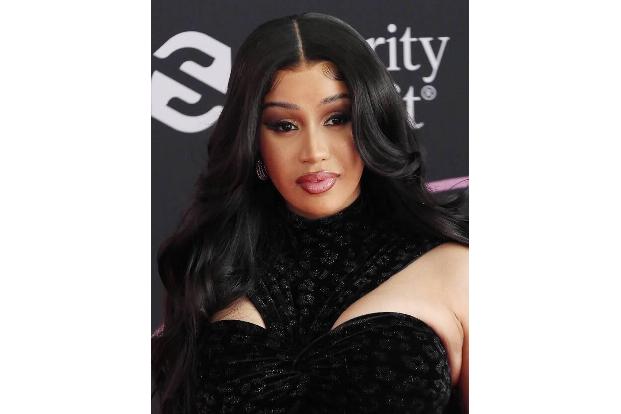 Im vergangenen Jahr feierte Cardi B gemeinsam mit ihrem Mann Offset bei ihren Schwiegereltern. In die Küche durfte sie dabei...