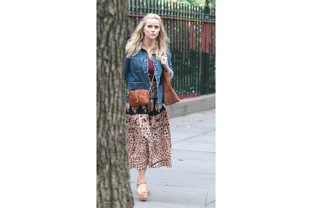 Reese Witherspoon greift derweil zu kleinen Tricks, um ihrer Familie ein besinnliches Thanksgiving zu bescheren. Im letzte J...