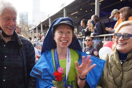 Bill Clinton mit seiner Tochter Chelsea (M.) und Ehefrau Hillary im Zielbereich des New-York-Marathons.