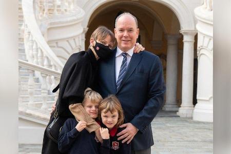 Die wiedervereinte Fürstenfamilie nach der Rückkehr von Charlène von Monaco am Montag.
