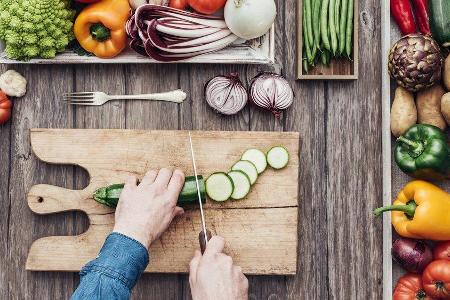 Zucchini und Kartoffeln sollten Hobbyköche vor dem Verwerten genau unter die Lupe nehmen.