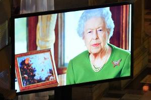 Queen Elizabeth II. auf dem Videoschirm in Glasgow.