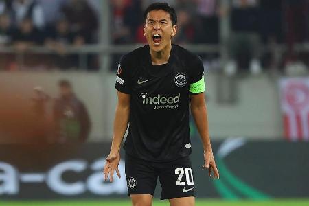 Der Ruhepol in der Mitte von Frankfurts Dreierkette. Erstickte viele belgische Angriffsbemühungen durch cleveres Stellungssp...