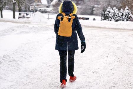 Experten raten bei Schneemassen zum Pinguin-Gang.