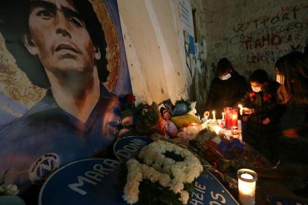 Neapel enthüllt drei Bronzestatuen zu Ehren Maradonas