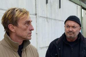 "Ein starkes Team: Verdammt lang her": Am Tag seiner Haftentlassung entkommt Peter Kniesbeck (André M. Hennicke, l.) nur kna...