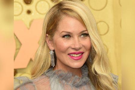 Christina Applegate meldet sich an ihrem 50. Geburtstag via Twitter zu Wort.