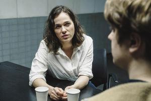 Die Kriminaloberkommissarin Elisabeth "Bessie" Eyckhoff (Verena Altenberger) im "Polizeiruf 110: Bis Mitternacht".