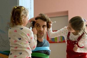 "Das Leben ist kein Kindergarten": Anastacia (Viola Hinz, li.) und Theresa (Greta Kasalo) haben Spaß mit dem Kita-Leiter Fre...