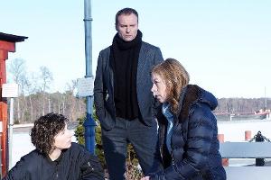 Nina Rubin (Meret Becker, l.) und Robert Karow (Mark Waschke) reden im "Tatort: Die Kalten und die Toten" auf Mutter Doris (...