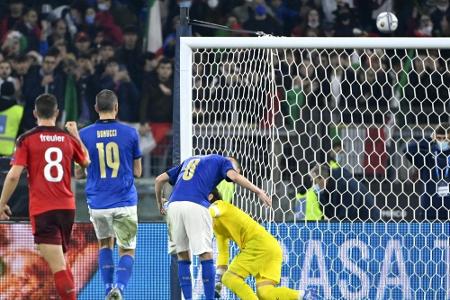 Remis im Spitzenspiel: Italien muss um Direktticket bangen