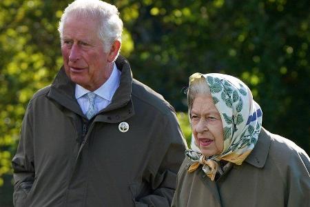 Prinz Charles mit seiner Mutter, Queen Elizabeth II. (95).