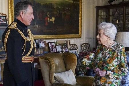 Queen Elizabeth II. mit Sir Nick Carter auf Schloss Windsor.