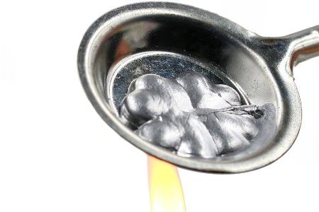 Bleigießen ist schädlich für die Gesundheit - deshalb einfach Wachs nehmen.
