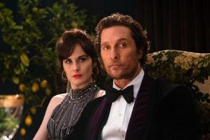 "The Gentlemen": Rosalind Pearson (Michelle Dockery) und Mickey Pearson (Matthew McConaughey) kennen wenig Skrupel.