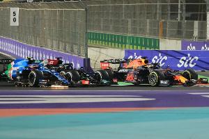 WM-Entscheidung vertagt: Hamilton gewinnt Chaos-Rennen in Saudi-Arabien