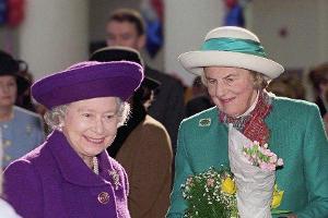 Queen Elizabeth (l.) in den 1990er-Jahren mit der Herzogin von Grafton.